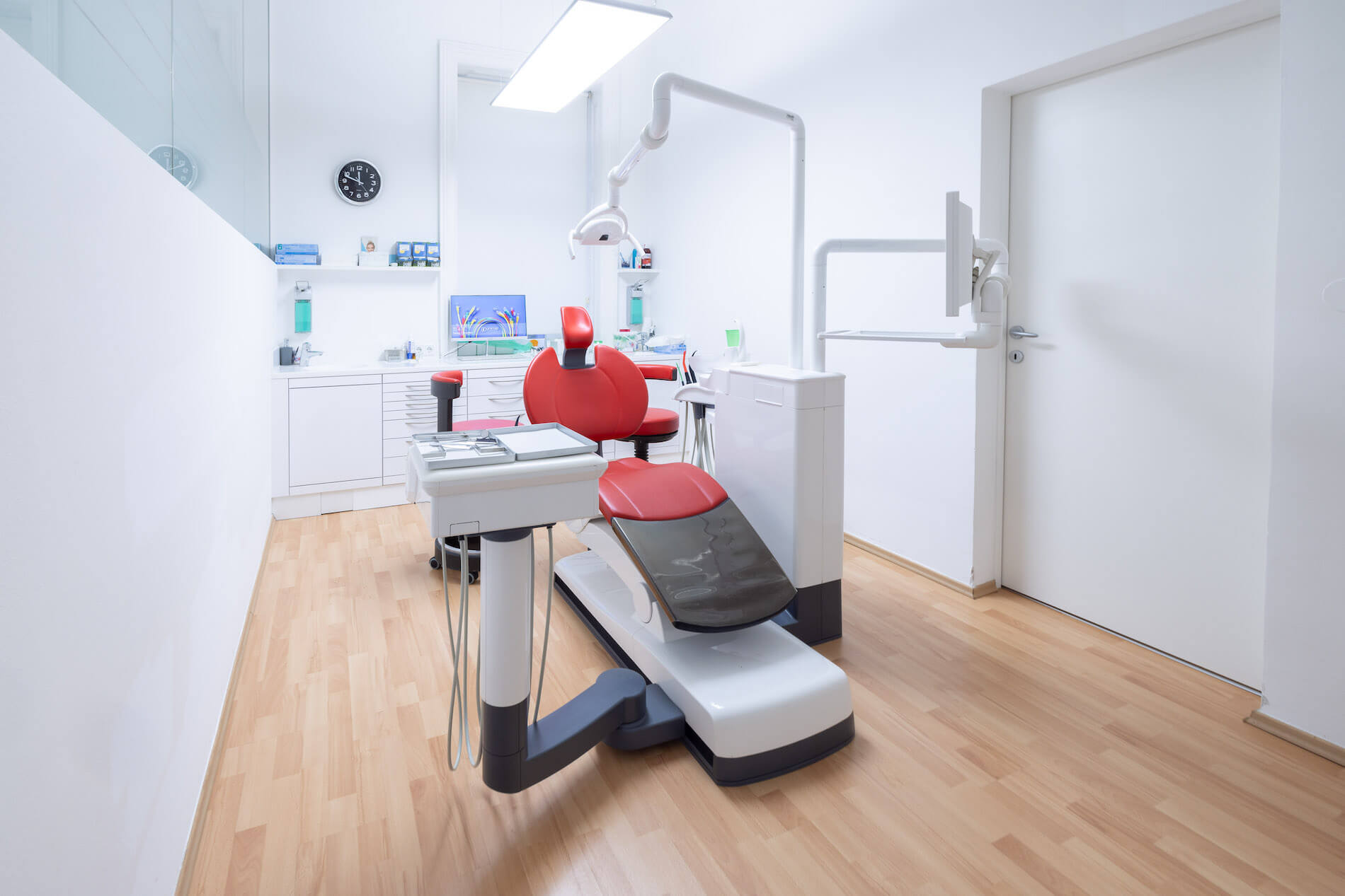Behandlungszimmer der Zahnarztpraxis zoe mit Behandlungsstuhl